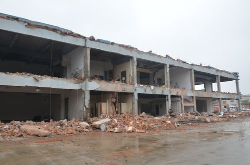 金记食品新厂原有建筑拆除纪实 五大连池城市更新进程中的一幕