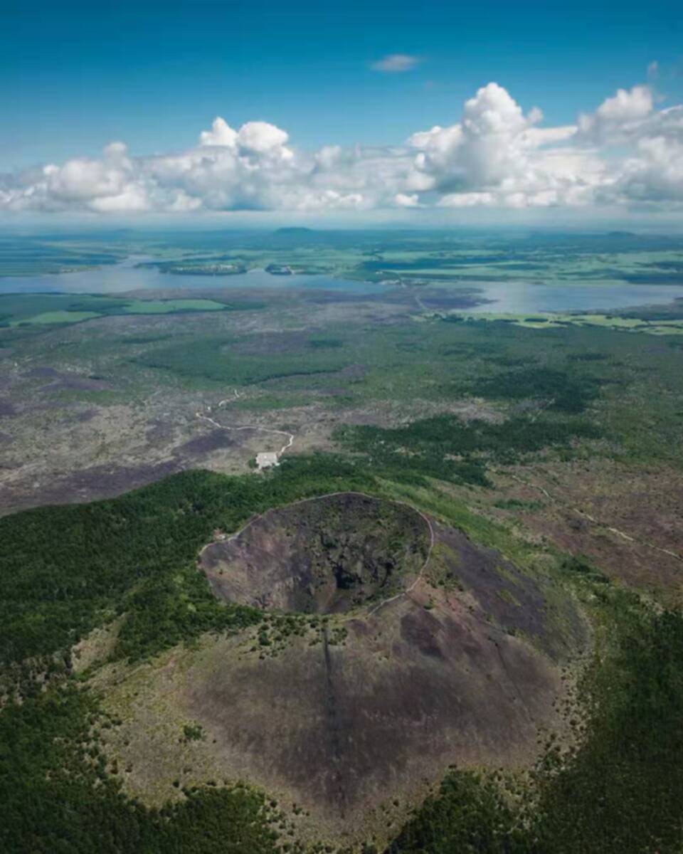 航拍五大连池 火山遗迹与湖泊交织的奇境